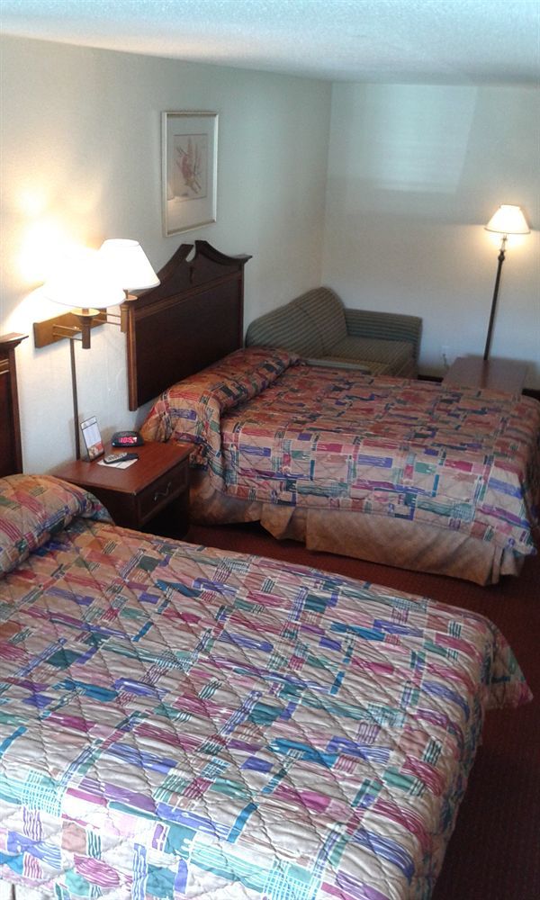 Key West Inn - Нюпорт Нюз Екстериор снимка