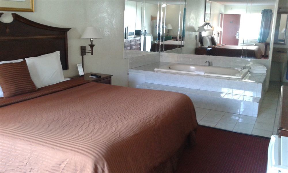 Key West Inn - Нюпорт Нюз Екстериор снимка