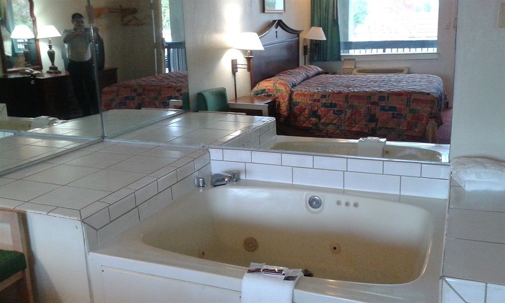 Key West Inn - Нюпорт Нюз Екстериор снимка