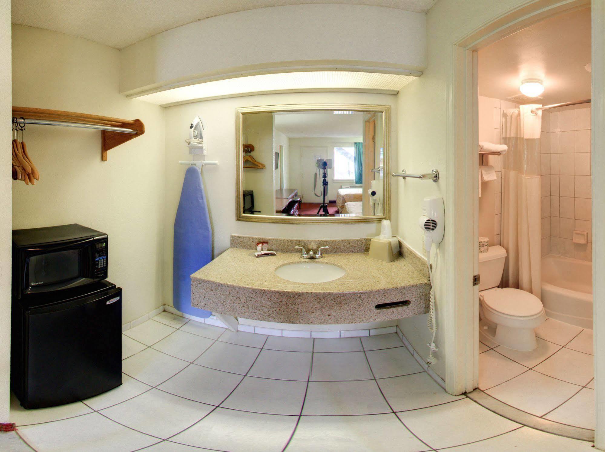 Key West Inn - Нюпорт Нюз Екстериор снимка
