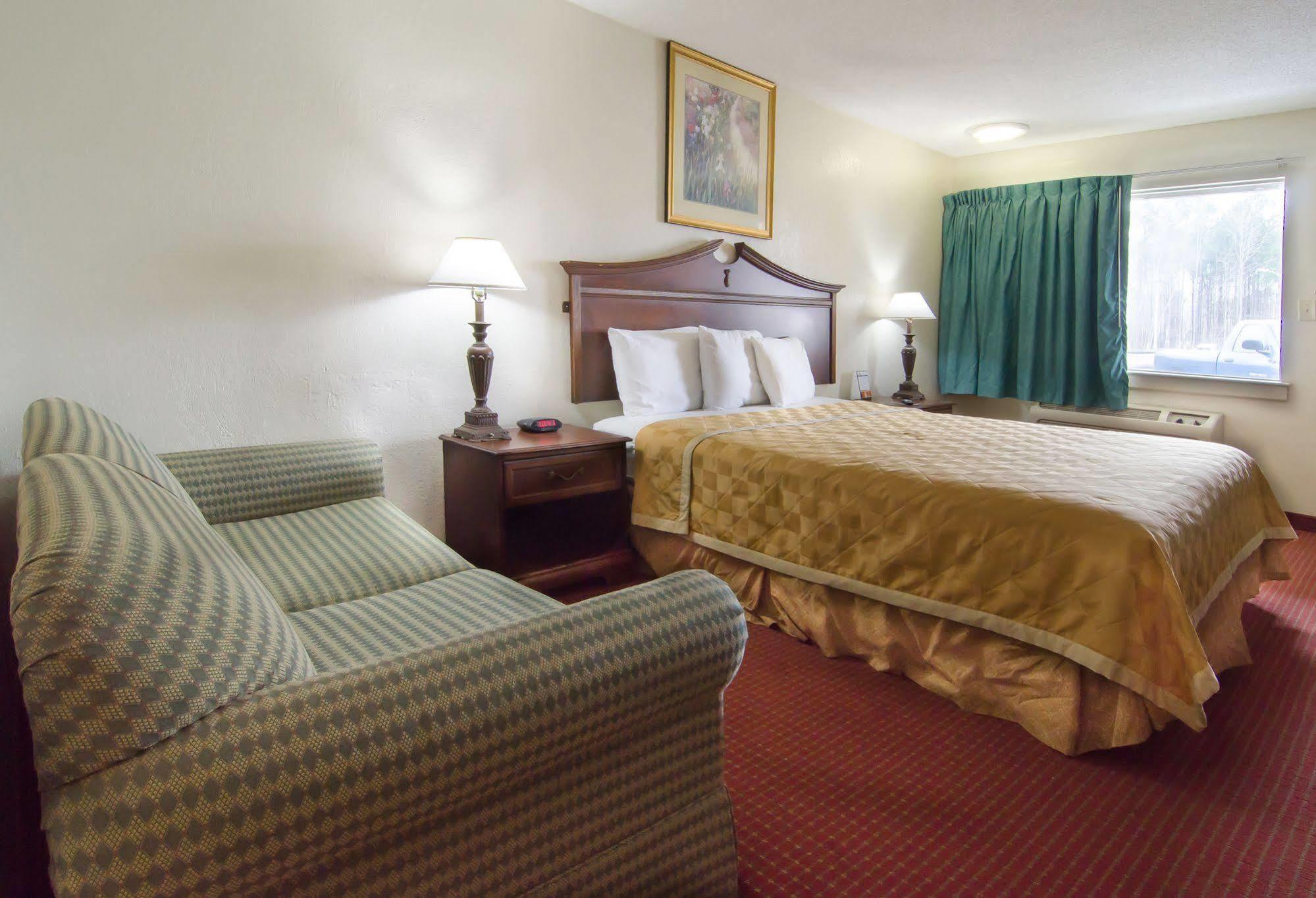 Key West Inn - Нюпорт Нюз Екстериор снимка