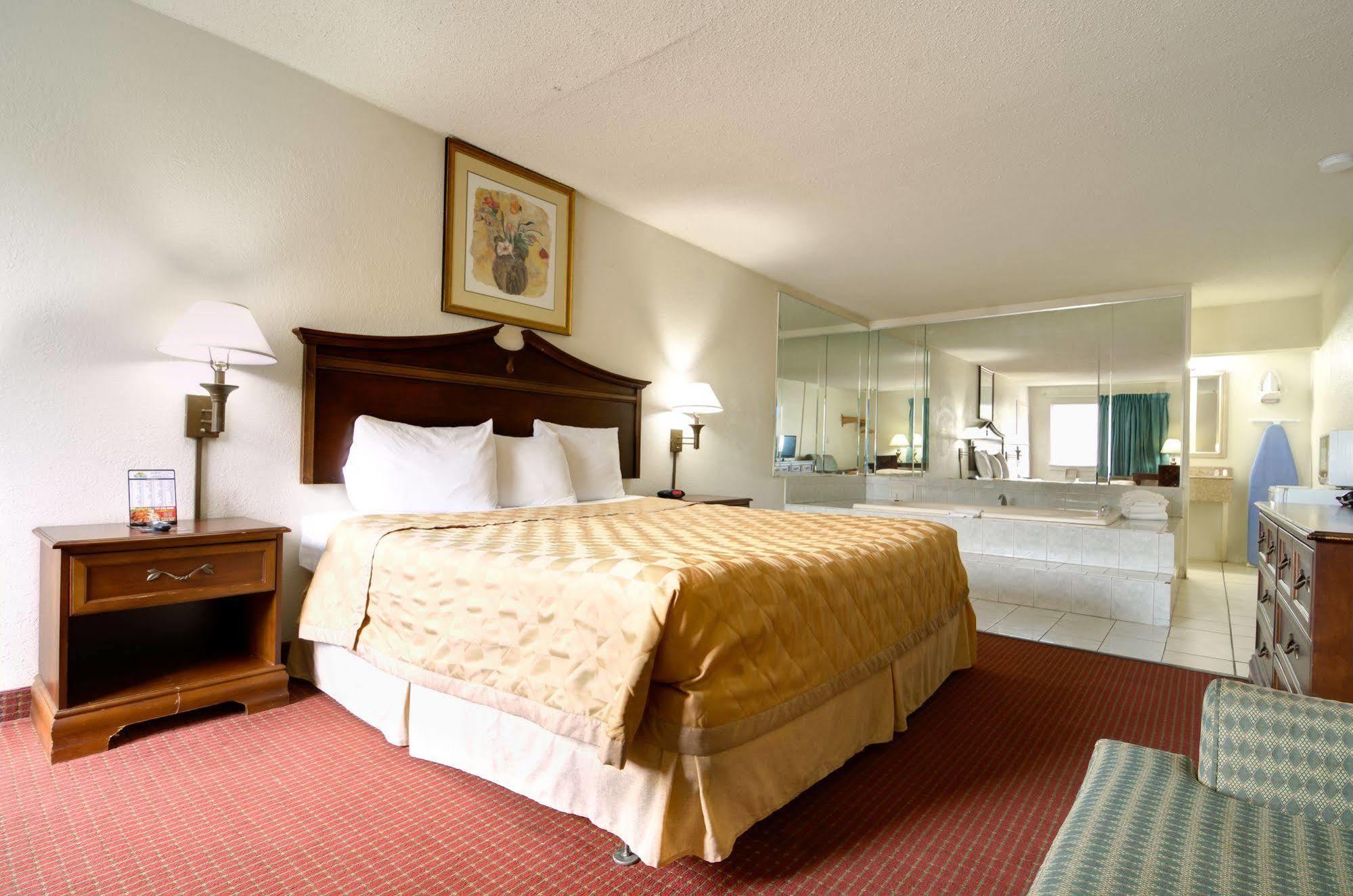 Key West Inn - Нюпорт Нюз Екстериор снимка