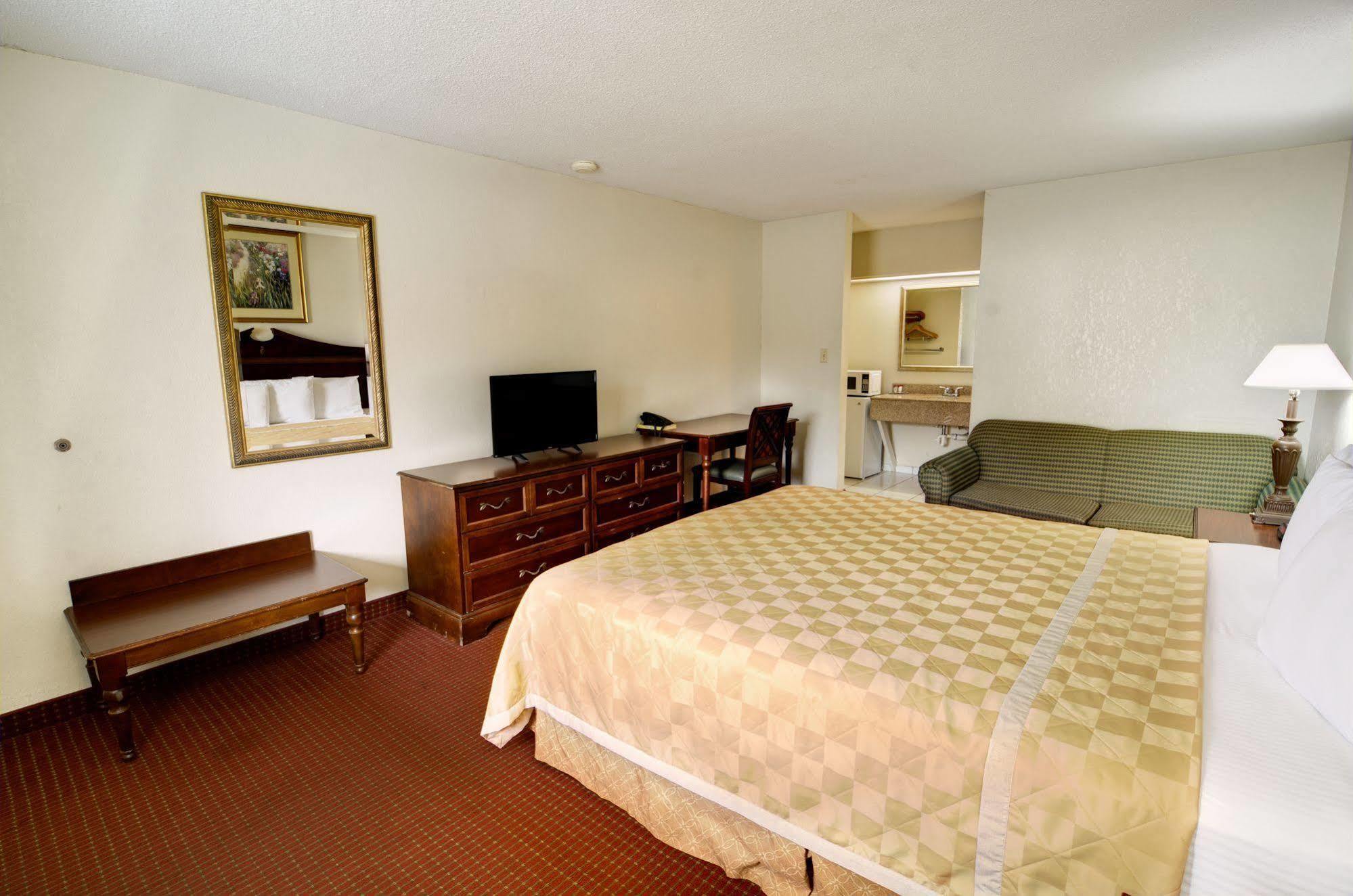 Key West Inn - Нюпорт Нюз Екстериор снимка