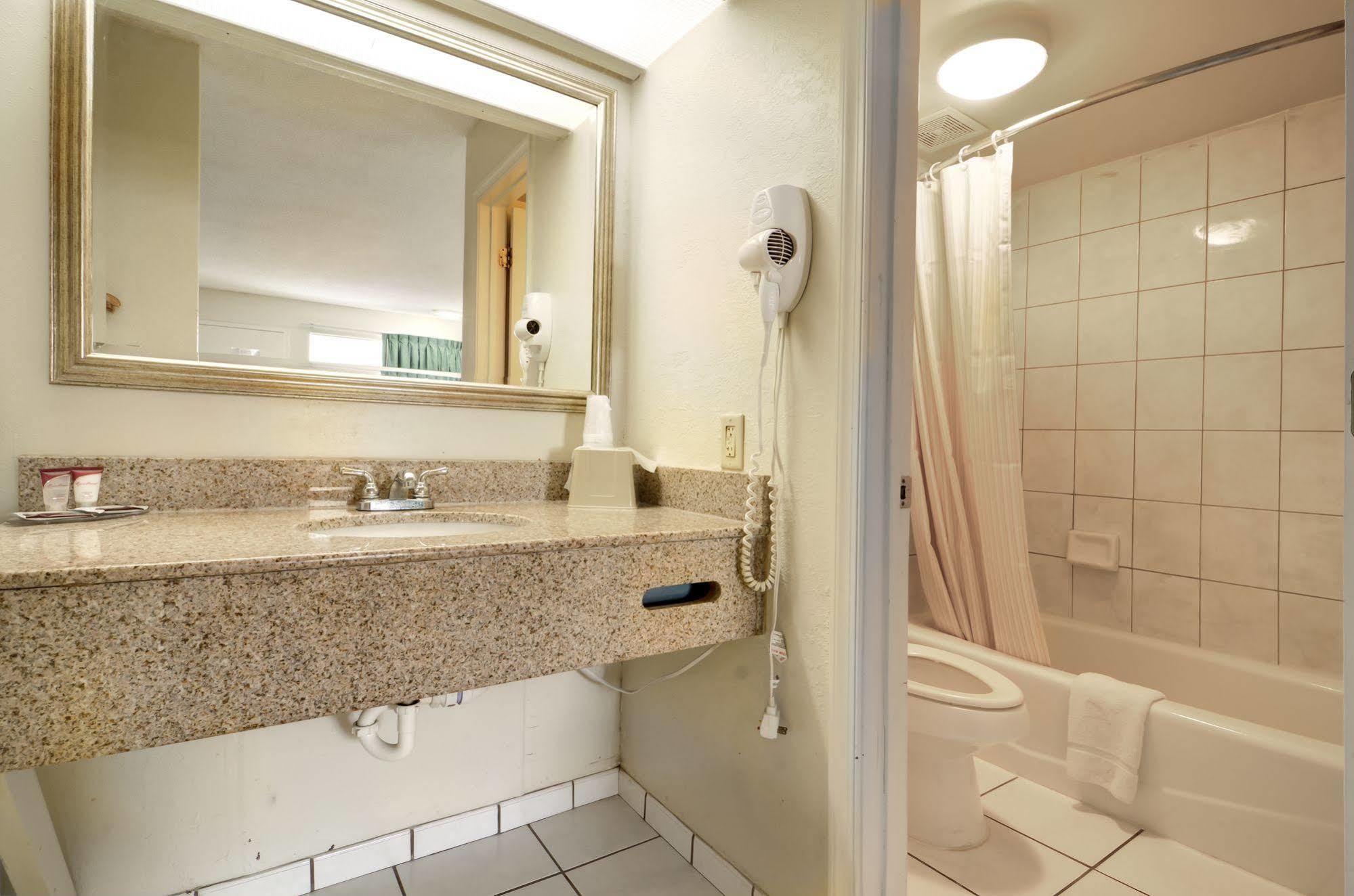 Key West Inn - Нюпорт Нюз Екстериор снимка