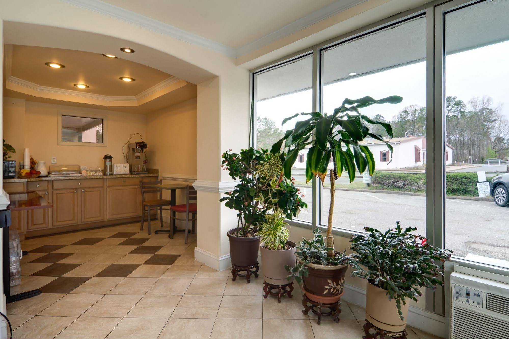 Key West Inn - Нюпорт Нюз Екстериор снимка